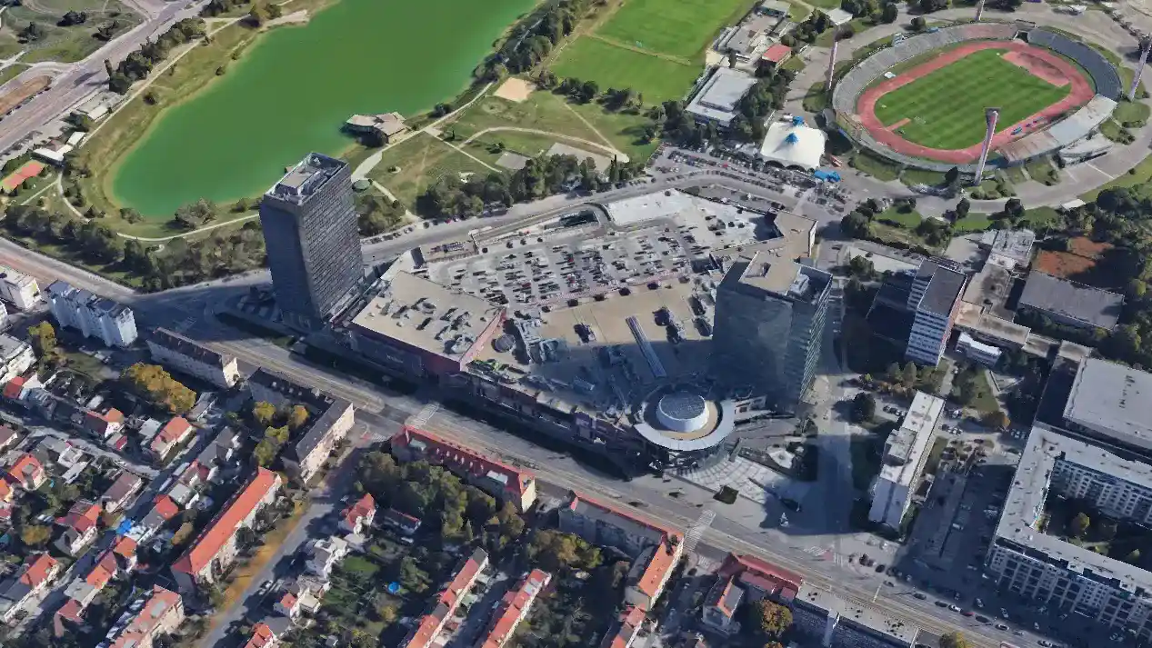 Letecký pohľad na areál Vivo! Bratislava s okolitou infraštruktúrou a jazerom Kuchajda.
