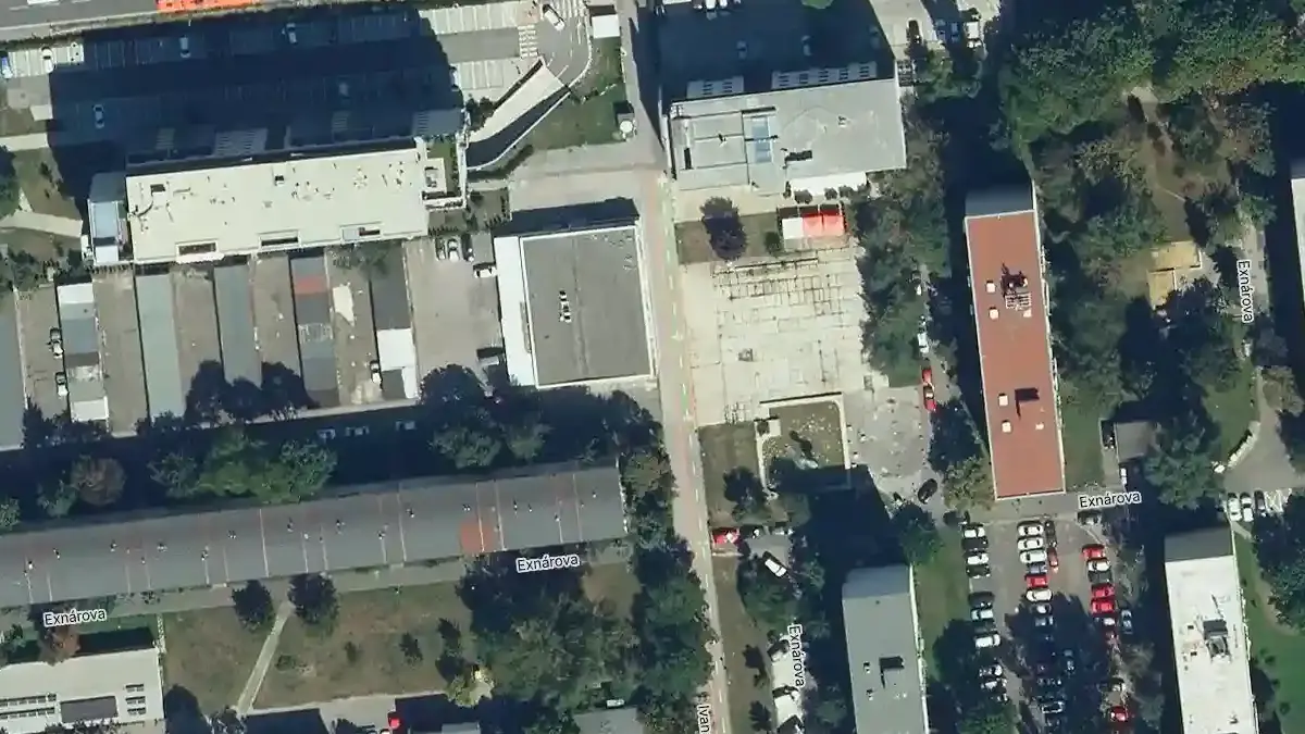 Letecký pohľad na zanedbané námestie s nefunkčnou fontánou medzi bytovkami na Ulici Ivana Horvátha v Ružinove.