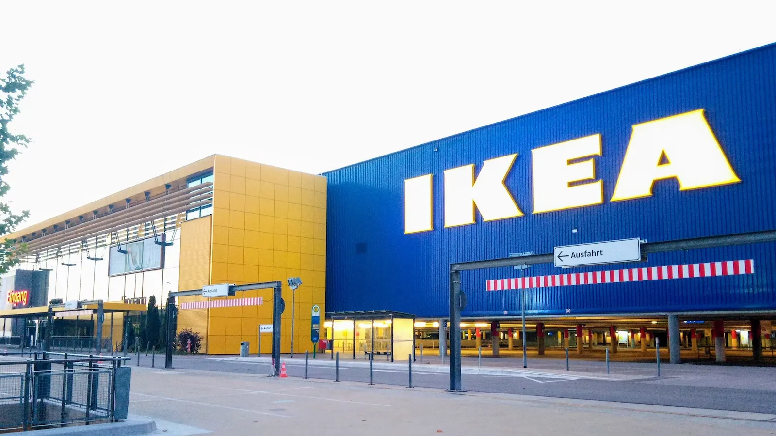 Ilustračné foto exteriéru predajne IKEA v Mníchove s typickým modro-žltým dizajnom
