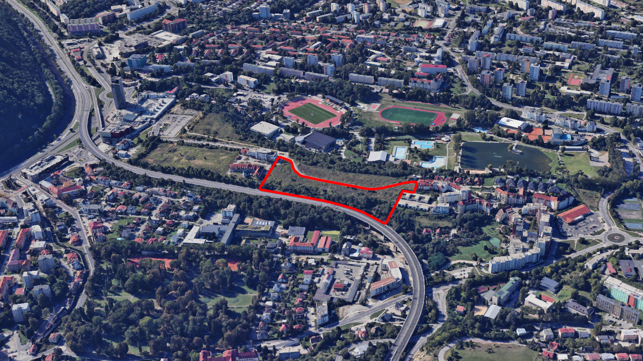 Satelitný pohľad na riešené územie projektu v severnej časti Banskej Bystrice s vyznačenou hranicou. (Polyfunkčný areál Banská Bystrica – severná lokalita)