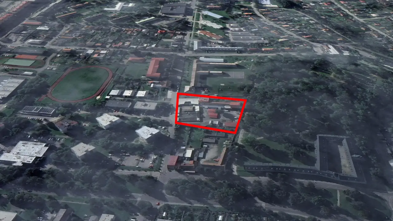 Satelitná snímka Školskej ulice v Dubnici nad Váhom s vyznačenou plochou bývalej tržnice a amfiteátra