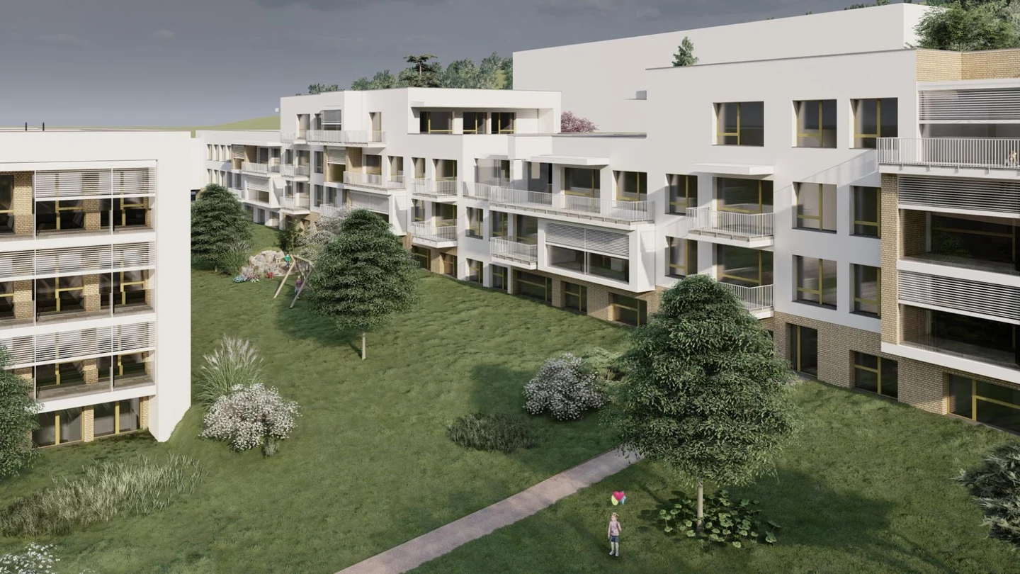 Zelený vnútroblok medzi bytovými domami s pešími chodníkmi a výsadbou