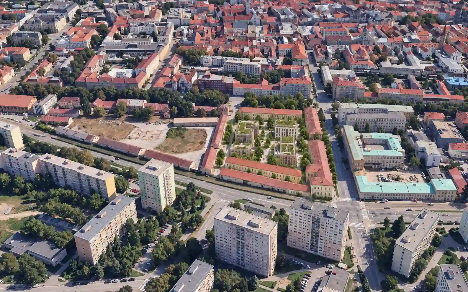 Malinovského kasárne v Košiciach na leteckom pohľade s ilustračným osadením možnej prestavby do areálu