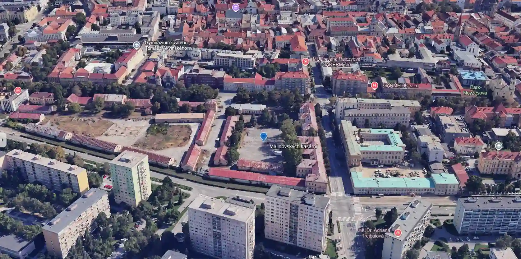 Súčasný areál Malinovského kasární v Košiciach v trojrozmernom mapovom pohľade s okolím