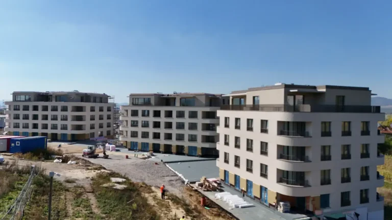 Dolné mesto v Trenčíne s osadenými oknami a rozpracovaným okolím v októbri 2026
