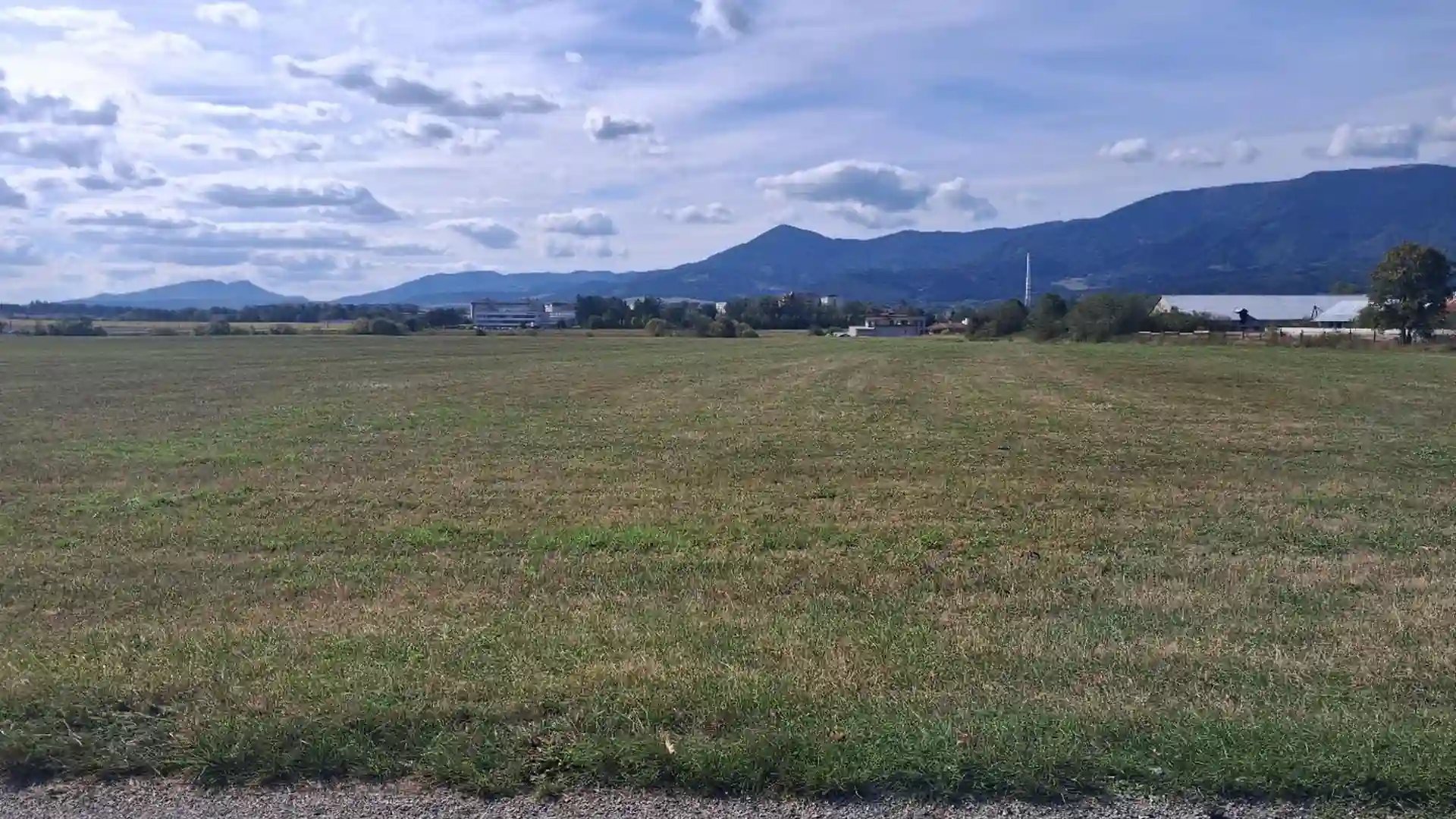 trávnaté nezastavané územie na fotografii zo zámeru
